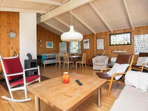 ein Wohnzimmer mit einem Tisch und Stühlen in der Unterkunft 4 person holiday home in lb k in Ålbæk