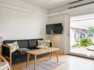 sala de estar con sofá y mesa en Apartment Aakirkeby, en Åkirkeby