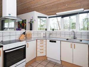Fotografie z fotogalerie ubytování Four-Bedroom Holiday home in Oksbøl 18 v destinaci Oksbøl