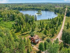 een luchtzicht op een huis aan de oever van een meer bij Holiday Home Föltorp in Sturefors