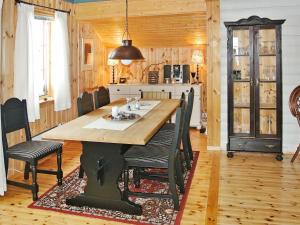 eine Küche und ein Esszimmer mit einem Tisch und Stühlen in der Unterkunft 11 person holiday home in Edland in Vågsli