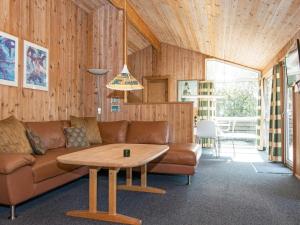 Posezení v ubytování 6 person holiday home in Fanø-By Traum