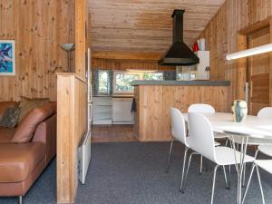 cocina y sala de estar con mesa y sillas en 6 person holiday home in Fan, en Fanø