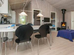 TV a/nebo společenská místnost v ubytování 6 person holiday home in Ansager-By Traum