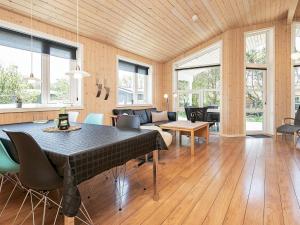 Habitación con mesa, sillas y sala de estar. en 6 person holiday home in Fan en Fanø