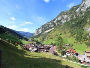ein kleines Dorf in einem Tal mit Bergen in der Unterkunft Apartment close to the ski area in Hüttschlag