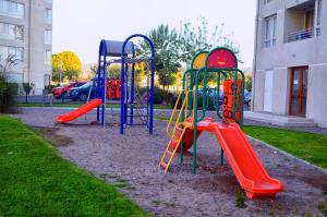 ein Spielplatz mit Rutsche in einem Park in der Unterkunft Hermoso departamento a pasos de playa Peñuelas La Serena in Coquimbo
