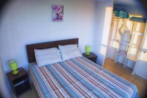 Ein Bett oder Betten in einem Zimmer der Unterkunft Hermoso departamento a pasos de playa Peñuelas La Serena