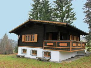 una pequeña casa en blanco y negro en Holiday home in Sibratsgf ll in the Bregenzerwald, en Sibratsgfäll