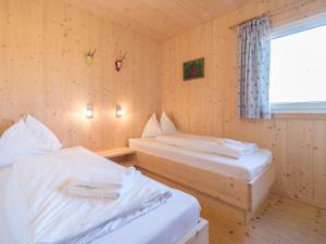 Katil atau katil-katil dalam bilik di Scenic Chalet in Sankt Georgen on Ski Slopes