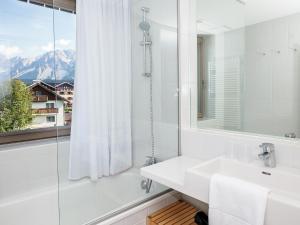 Ett badrum på Modern Apartment near Ski Area in Schladming