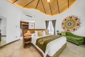 Tempat tidur dalam kamar di De Moksha Eco Friendly Boutique Resort