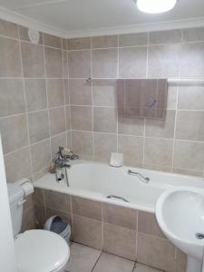 une salle de bain avec une baignoire, des toilettes et un lavabo dans l'établissement Seagull 512, à Margate