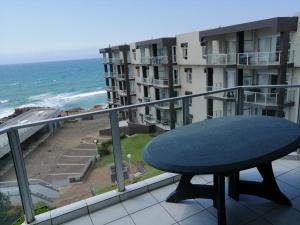 une table sur un balcon avec vue sur l'océan dans l'établissement Seagull 512, à Margate