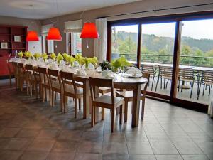 een lange eetkamer met een lange tafel en stoelen bij Spacious Villa in Ovifat with Sauna in Ovifat