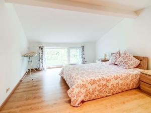 um quarto branco com uma cama e uma janela em Premium Cottage in Florennes near Private Fish Lake Forest em Florennes