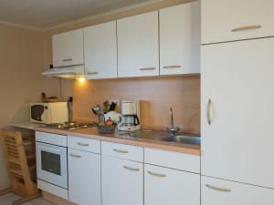 Kitchen o kitchenette sa Renovated Cottage in Corn mont with Garden