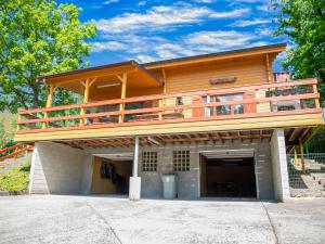 une maison avec un balcon au-dessus d'un garage dans l'établissement Charming Holiday Home in Barvaux Weris with Sauna, 
