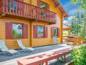 une maison avec une terrasse et des chaises sur la terrasse couverte dans l'établissement Charming Holiday Home in Barvaux Weris with Sauna, 