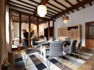comedor con mesa y sillas en Elegant Holiday Home in Saint Hubert with Fenced Garden, en Saint-Hubert