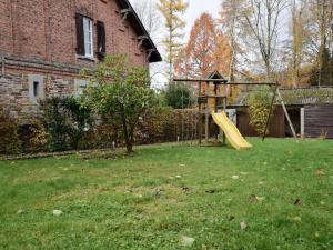 Zahrada ubytování Holiday Home in Saint-Hubert with Fenced Garden