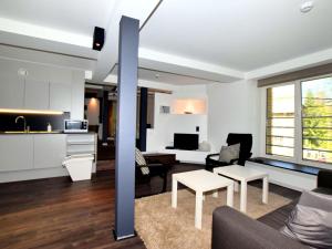 羅貝爾維爾的住宿－Modern and comfortably furnished apartment，客厅配有沙发和桌子