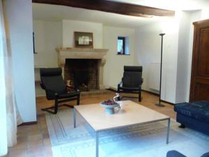 uma sala de estar com uma mesa de centro e uma lareira em Home with garden beside the Ourthe and the RAVeL em Comblain-au-Pont