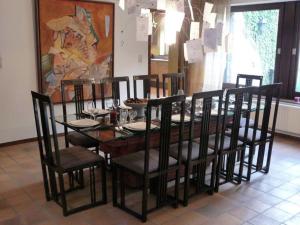 - une table à manger avec des chaises, une table et des chaises dans l'établissement Home with garden beside the Ourthe and the RAVeL, à Comblain-au-Pont