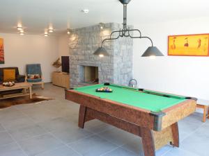 - un salon avec un billard et une cheminée dans l'établissement Tasteful Holiday Home in Waimes with Sauna, à Ovifat