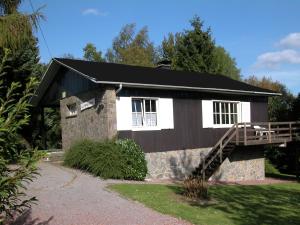 mały dom z czarnym dachem i schodami w obiekcie Cozy Chalet with Private Garden near Forest in Longfaye w mieście Malmedy