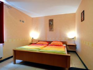 Bett in einem Zimmer mit zwei Kissen darauf in der Unterkunft Modern holiday home in Burg Reuland with terrace in Burg-Reuland