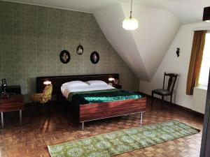 een slaapkamer met een bed, een tafel en een stoel bij This atmospheric holiday home in Zoersel
