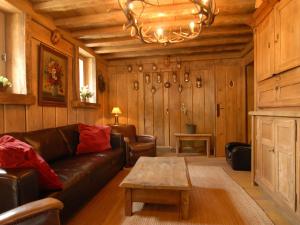 sala de estar con sofá y mesa de centro en Opulent Chalet in Thirimont with Turkish Steambath Sauna, en Waimes