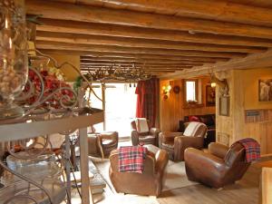 sala de estar con sillas de cuero y mesa en Opulent Chalet in Thirimont with Turkish Steambath, en Waimes