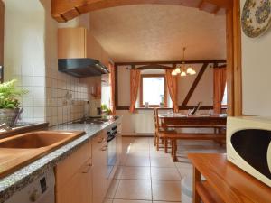 Kuchyň nebo kuchyňský kout v ubytování Bütgenbach Home with Sauna