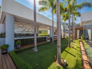 una vista exterior de un edificio con palmeras en PIER 57 - 509 Unique 2 BR Condo Romantic Zone, en Puerto Vallarta