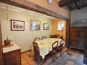 peculiar Cottage in Barvaux Condroz with Gardenにあるレストランまたは飲食店