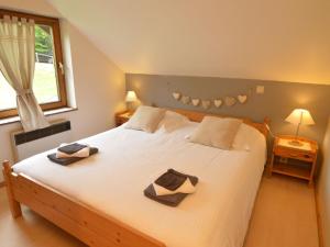 um quarto com uma cama grande com duas toalhas em Contemporary Chalet in Malmedy near Forest em Malmedy