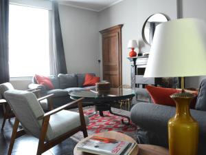 ein Wohnzimmer mit einem Sofa und einem Tisch in der Unterkunft Delightful Holiday Home in Denee With Terrace in Denée