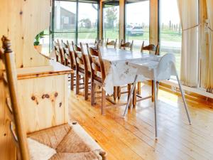 uma sala de jantar com mesa e cadeiras em Alluring Holiday Home in Fraiture with Infrared Sauna em Fraiture