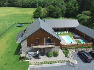 een luchtzicht op een huis met een zwembad bij Villa with heated outdoor pool and sauna in Manhay