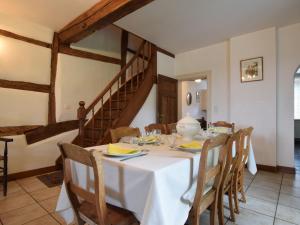 ヴェリスにあるAuthentic Cottage in Weris with Private Gardenのダイニングルーム(白いテーブル、椅子付)