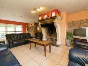 a living room with leather furniture and a fireplace at Glorious Holiday Home in W ris in Weris