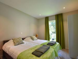 Tempat tidur dalam kamar di Tasteful holiday home in Sijsele Brugge with garden