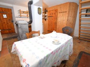 una cocina con mesa y hervidor de agua. en Holiday Home in Nejdek in West Bohemia with garden, en Nejdek