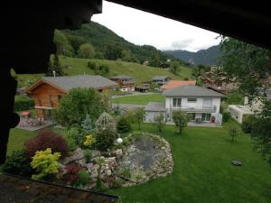 vistas a un patio con una casa en Pristine home in a charming village large grassy sunbathing area view of the M nch and Jungfrau, en Wilderswil