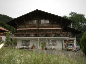 ヴィルダースヴィルにあるPristine home in a charming village large grassy sunbathing area view of the M nch and Jungfrauの車が停まった家