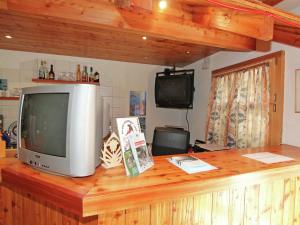 Saas-BalenにあるCozy Chalet in Meiggerli with Gardenの木製のカウンタートップに座るテレビ