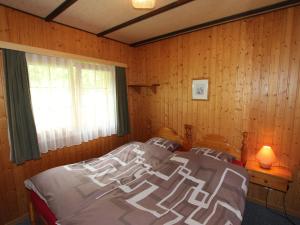 Saas-BalenにあるCozy Chalet in Meiggerli with Gardenのベッドルーム(ベッド1台、窓付)