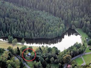 dom w środku lasu obok jeziora w obiekcie Chalet in Kyjov near Kyjovská Dam w mieście Kyjov